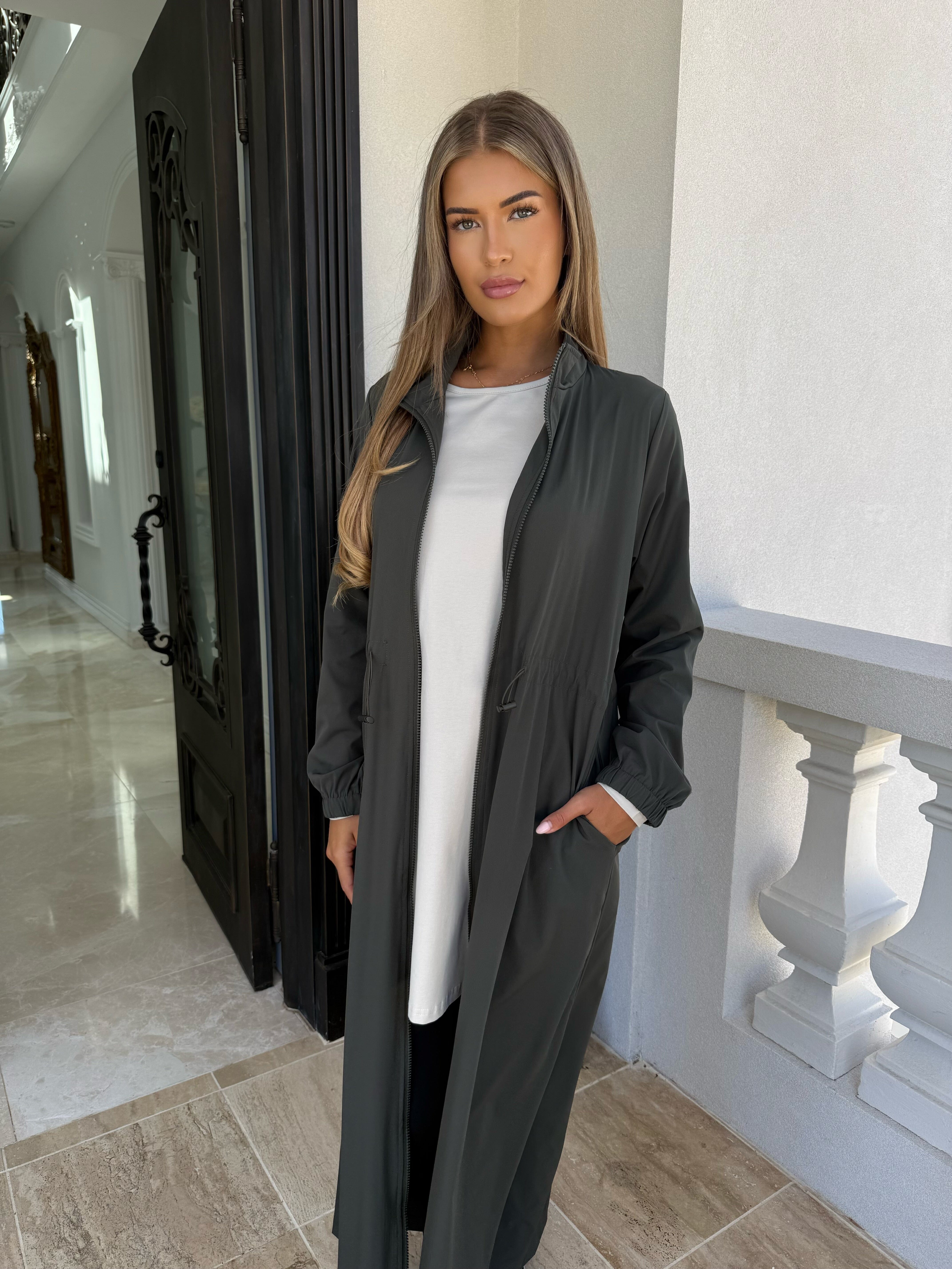 Maxi Modest Wind Breaker