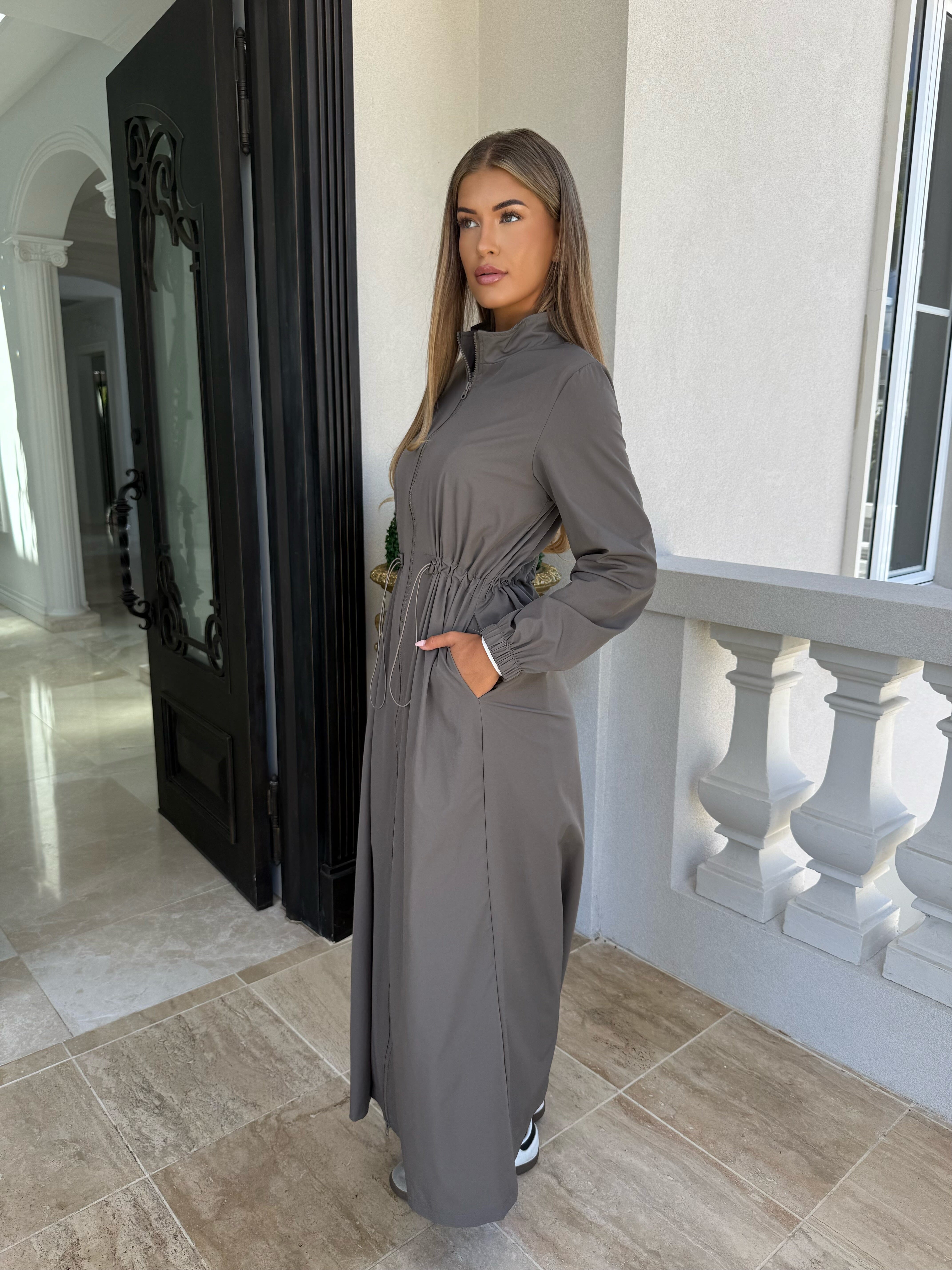Maxi Modest Wind Breaker