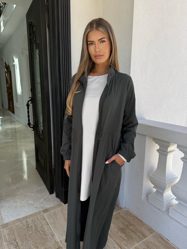 Maxi Modest Wind Breaker