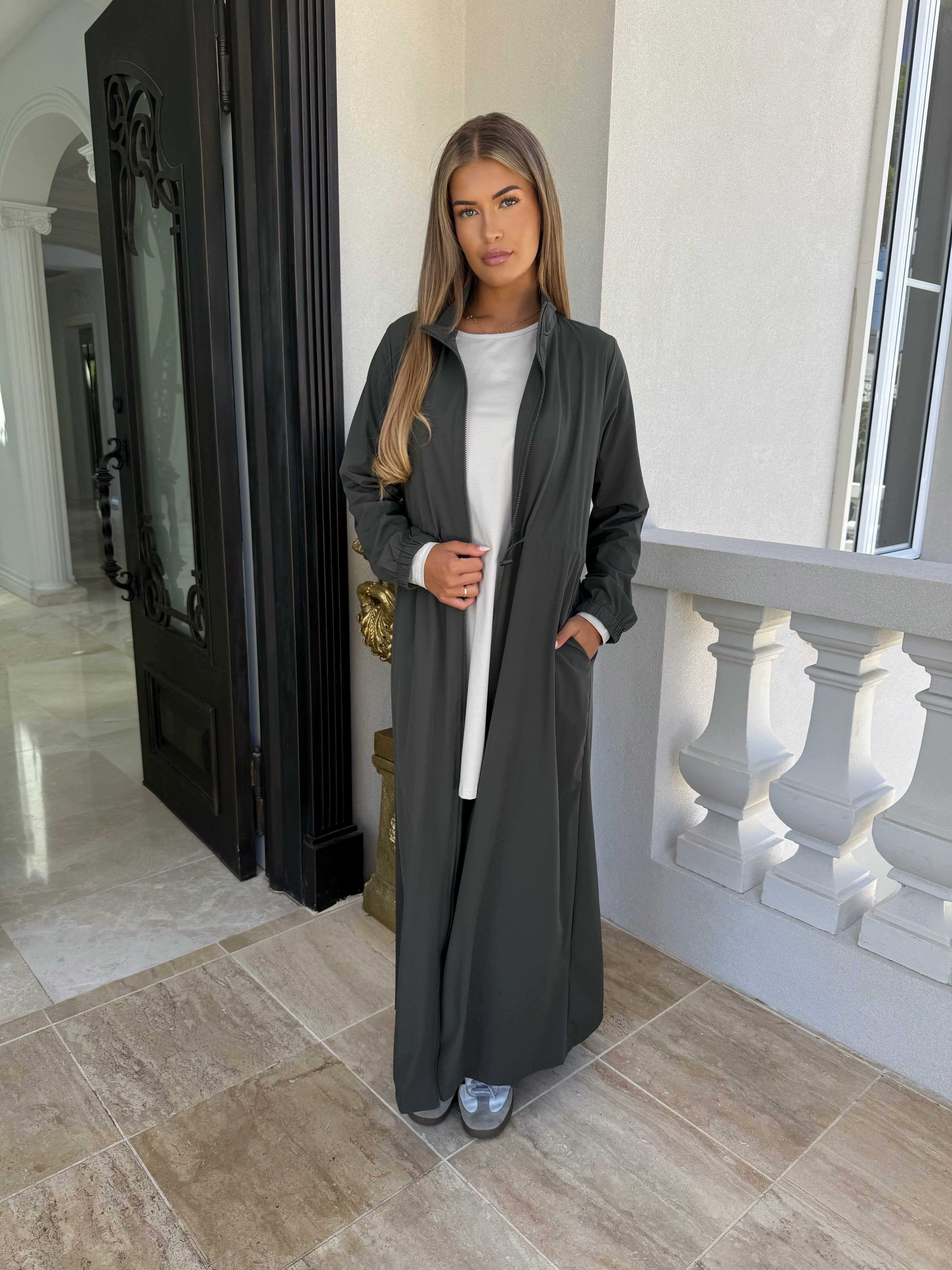 Maxi Modest Wind Breaker