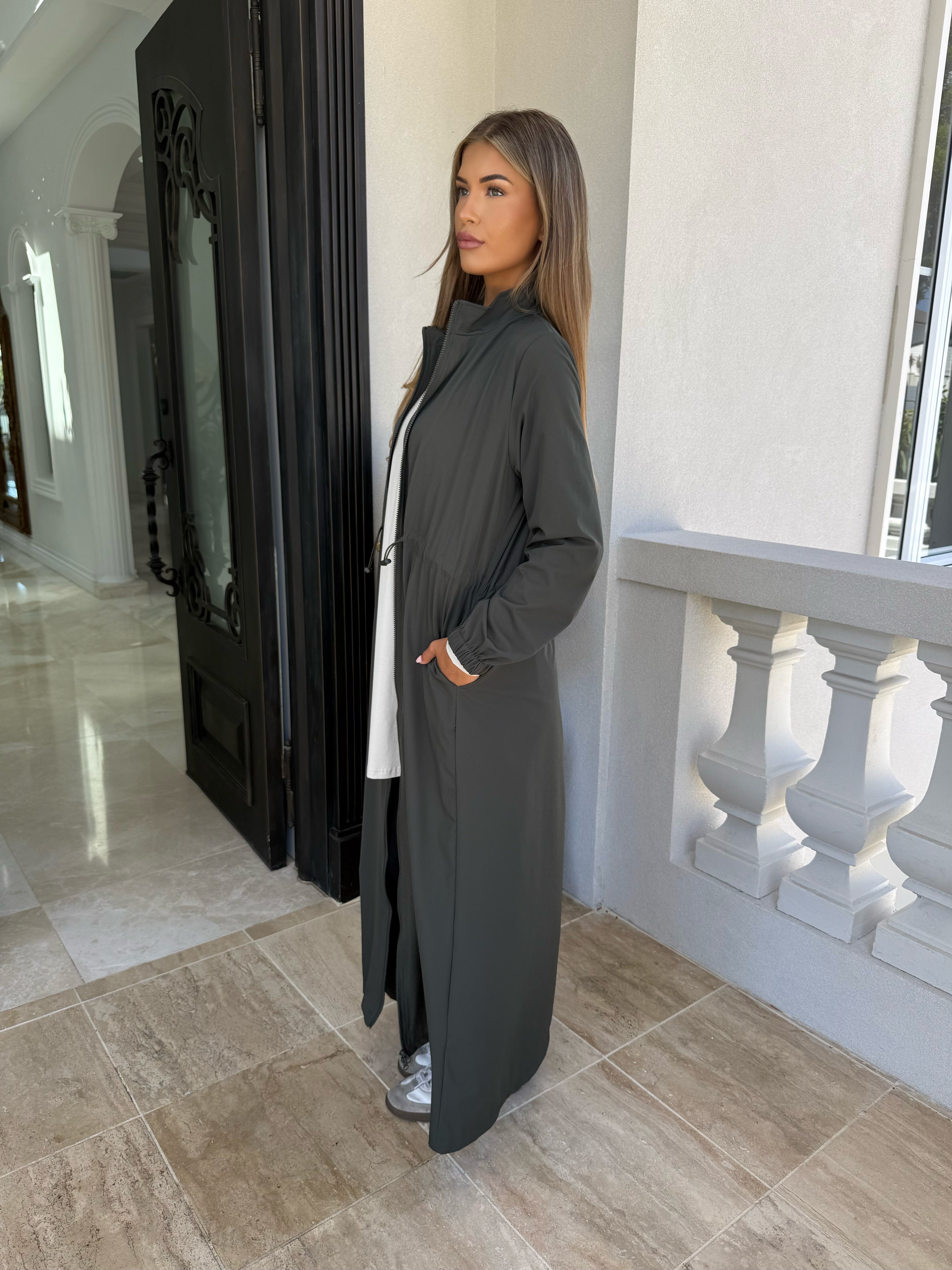 Maxi Modest Wind Breaker