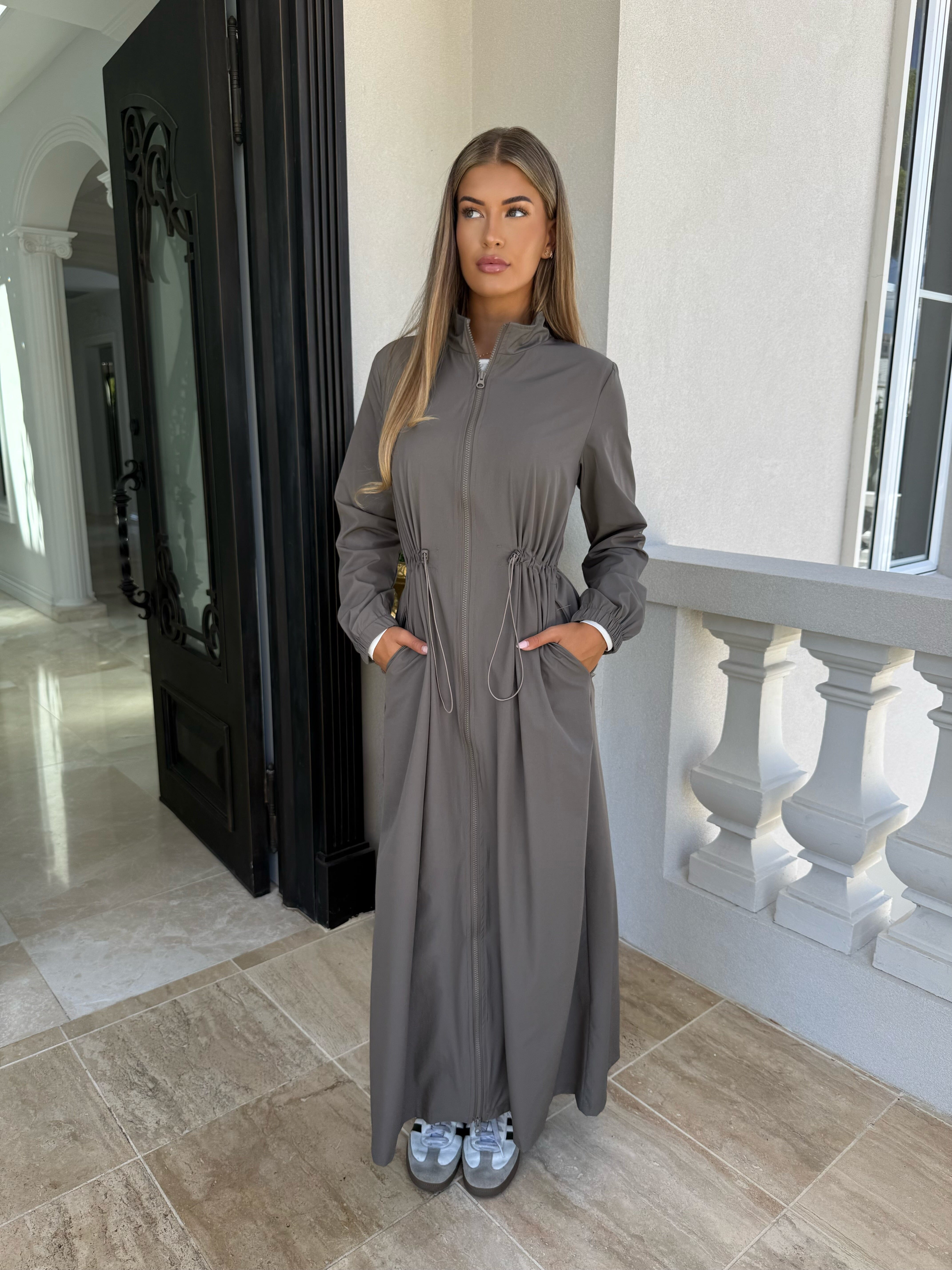 Maxi Modest Wind Breaker